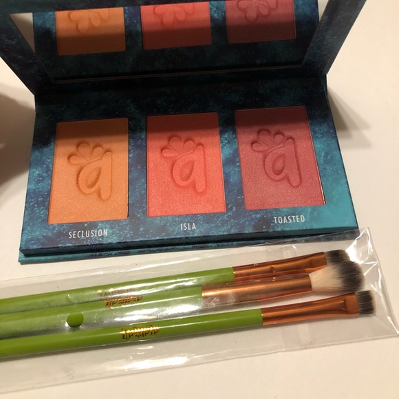 Alamar blush palette and brushes - Picture 2 of 4